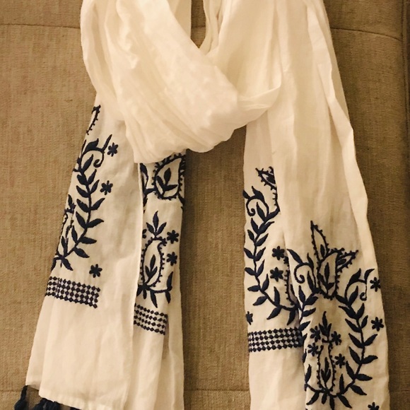 Rectangular scarf. - Picture 3 of 3